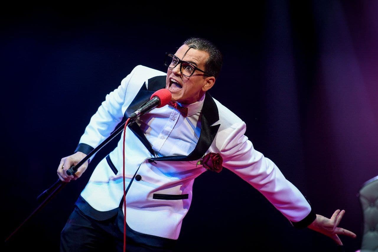 Cesar Dias performing comedy